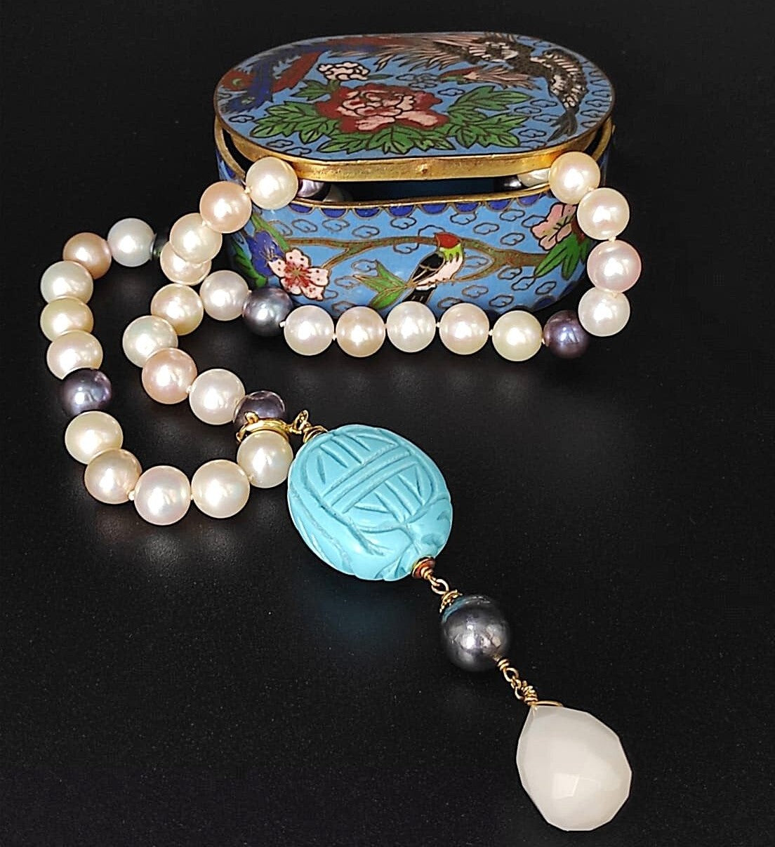 Ciondolo Giada Burma incisa, perle coltivate d'acqua dolce, agata striata, argento placcato oro 18kt