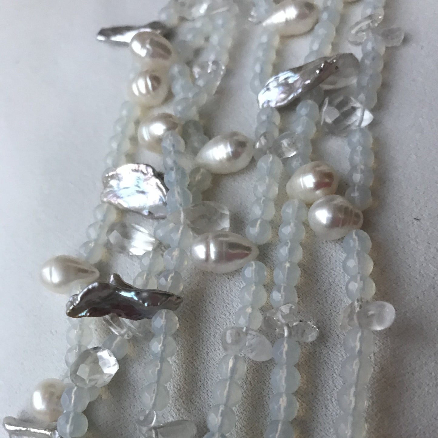 Bracciale 6 Fili Pietre Luna e Perle Grigie